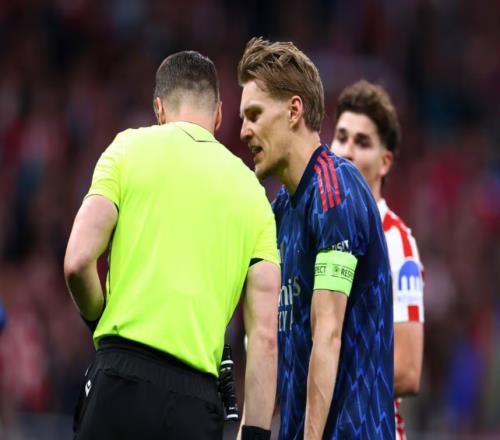 阿森纳踢了一场好球，但争议判罚或成半决赛转折点