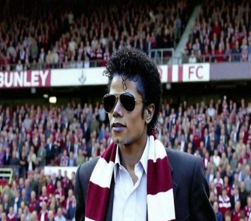 伯恩利临时主帅撞名已故流行天王，罗马诺评论区上演MJ神图秀