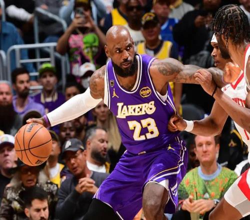 湖人再输火箭！里夫斯的大合同悬了若被翻盘詹姆斯可能选择退役