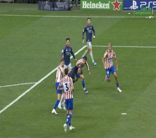 汉茨科此前代表马竞41场从未送点，但近3场送出2粒点球