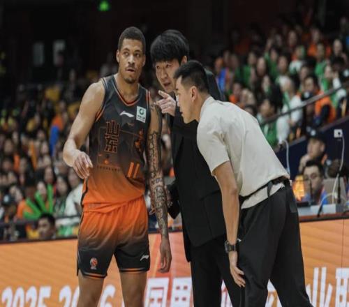 输球不可怕，瞎指挥才致命！邱彪这波操作，毁了山东男篮的季后赛