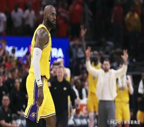 糟糕！湖人要崩！丢掉关键三分，詹姆斯被批无决胜基因