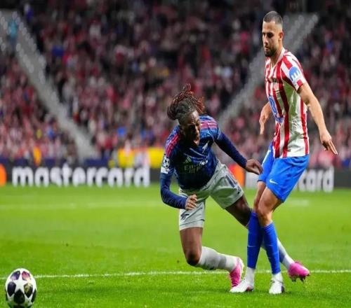 前英超裁判：埃泽摔倒应维持点球判罚，而本怀特手球不应判点