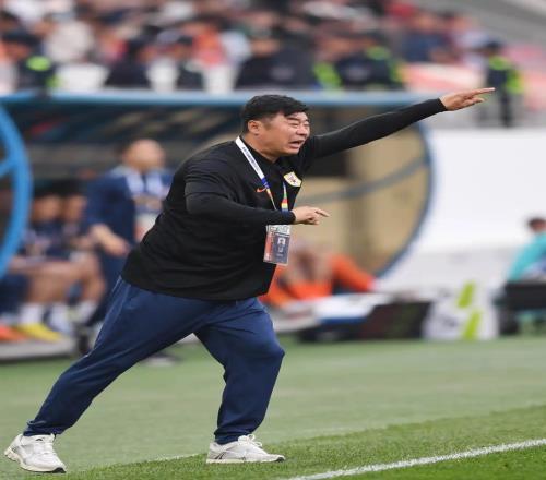 中超场外讲情怀，场上拼生机！泰山对阵西海岸只有一条路