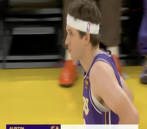 里夫斯时隔9场复出：半节8分率湖人首节领先7分秀超远三分