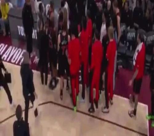 过分！！哈登被猛龙球员围攻！这不欺负人吗！！