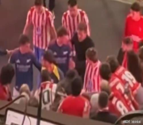 场面失控！欧冠赛后通道大乱斗，西蒙尼当众挑衅推搡本怀特