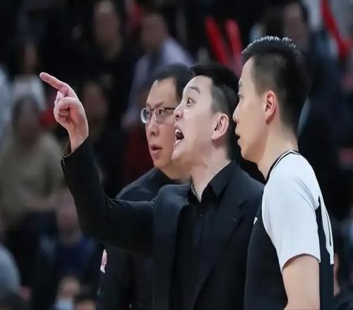 杜锋战术崩盘！内线被打爆，广东季后赛首败锅该谁背