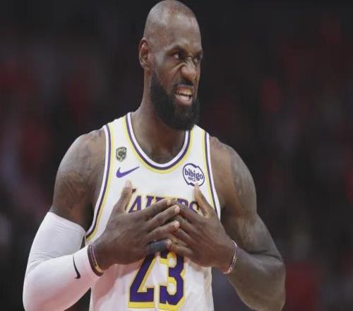 詹姆斯推人之后，火箭新秀接管了比赛