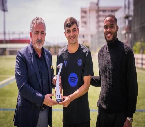 荣耀时刻，佩德里领取FIFPro2025年度最佳阵容奖杯
