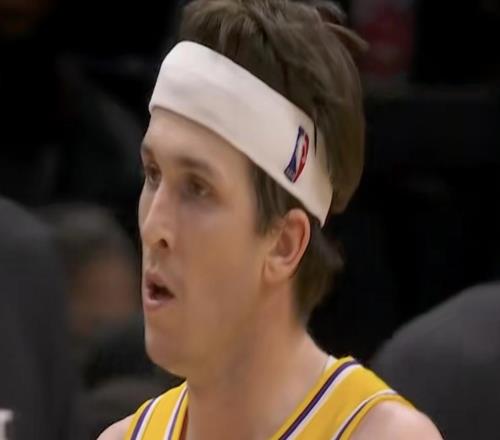42！湖人20分大胜火箭成功晋级，詹姆斯28分8助，里夫斯表现不佳