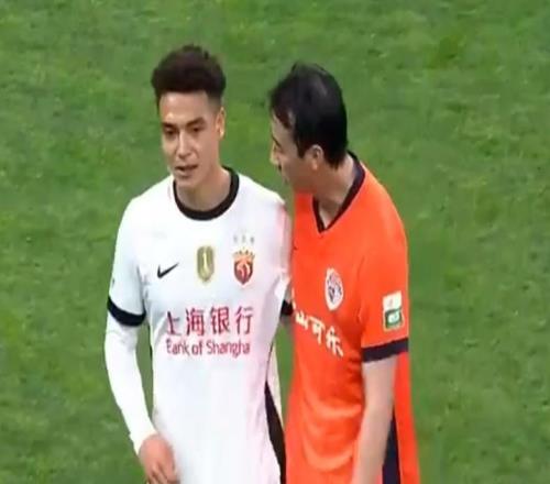 争议！中超裁判单场3次误判，无视红牌犯规，名记：妥妥主场哨！