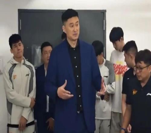 广东男篮消息！杜锋激励球员，徐杰胳膊受伤，胡明轩伤病已无大碍