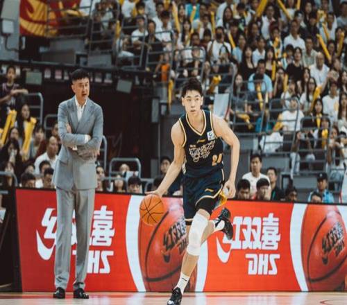战北京赶紧弃用！广东男篮混子球员三战2分10犯，杜锋该认清现实