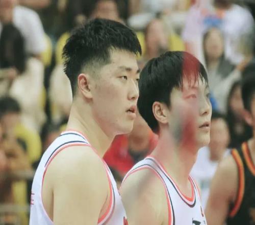 季后赛52分钟合计2分3板10犯规，杜锋真打算用他对位雷蒙曾凡博