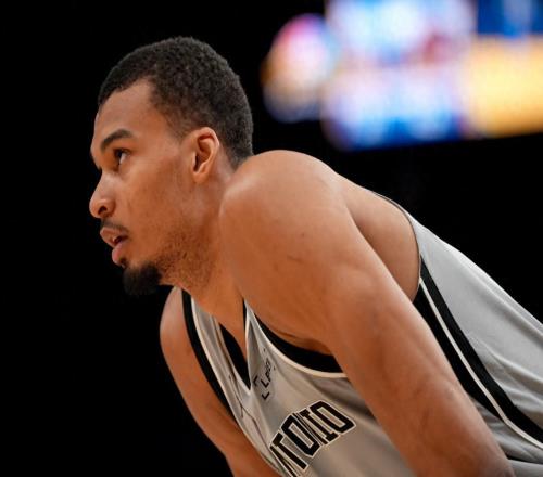 就在今天，文班统治禁区，第一次季后赛就创纪录，80年NBA第一