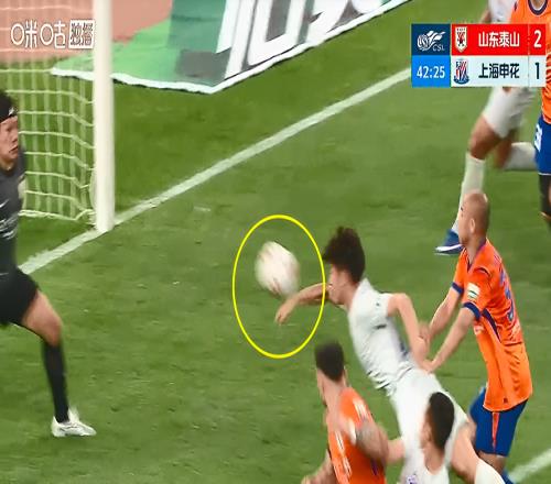 罕见！中超惊现“上帝之手”：19岁申花小将“致敬”球王马拉多纳