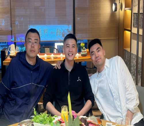 李晓旭宣布退役后，杨鸣与二老聚餐笑开花，并直呼一个时代结束！