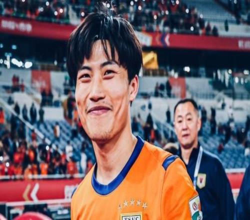 山东vs申花一役谢文能佩戴黑色臂章出战韩鹏：节哀