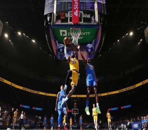 NBA季后赛燃尽了！詹姆斯力压新王也救不了湖人