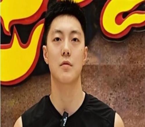 广东男篮今日动态！麦考尔推迟抵达北京，胡明轩深夜发言，徐杰伤势无大碍