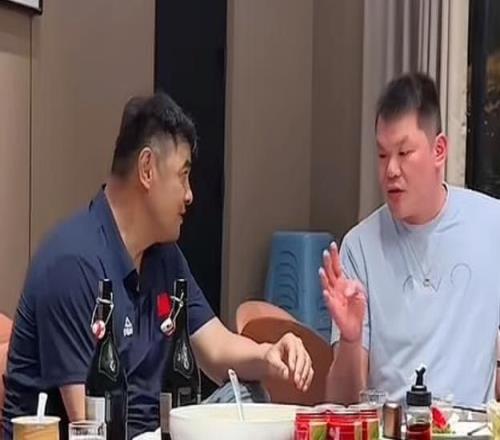 战神刘玉栋：不能理解现在的球员一碰就倒抬出去过5分钟又回来了