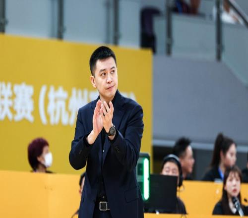一个时代结束！杨鸣发与韩德君李晓旭合影：致敬奋战20多年的兄弟