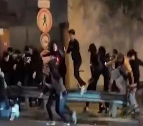 巴黎球迷疯狂庆祝球队晋级本赛季欧冠决赛，导致街头陷入混乱