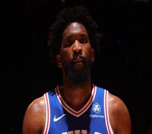 因右髋酸痛以及右脚踝扭伤恩比德将缺席今日对阵尼克斯的G2