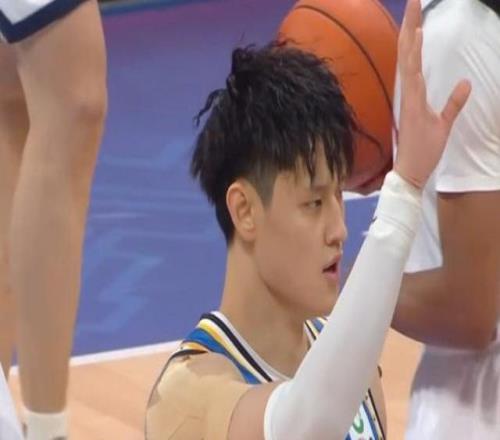 曾凡博爆发轰23分！北京男篮力克广东：14决赛10