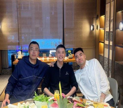 杨鸣晒与韩德君李晓旭合影：致敬20多年的兄弟，一个时代结束了
