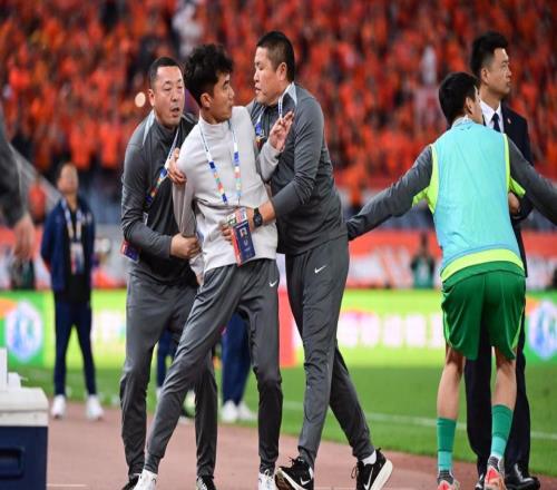 中足联官宣重磅罚单！45岁郑智因辱骂裁判，被禁赛6场+罚款6万元