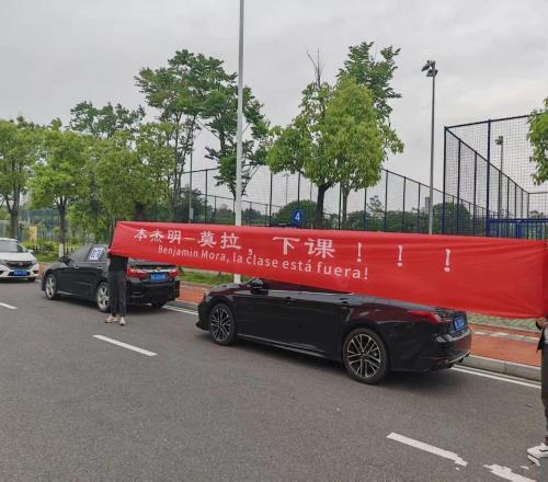 仅积3分深陷降级区！保级队主帅被球迷拉横幅要求下课