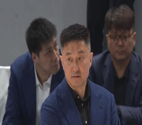 完全不尊重天赋！广东队锋线被曾凡博打爆了，杜锋拒用黄明依！