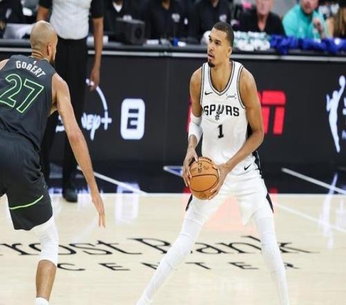 NBA季后赛马刺七人上双大胜森林狼38分