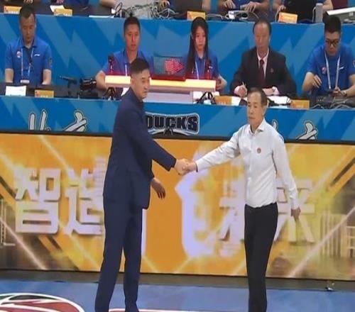广东客场8分不敌北京引热议！杜锋压哨轮换阵容难掩天赋差距