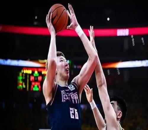 京粤大战北京8分胜！周琦篮下统治力拉满！内线对决成胜负关键