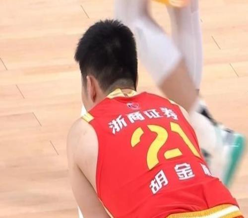 广厦主场惨遭爆冷之夜！胡金秋末节5中0错失绝平上篮惹争议