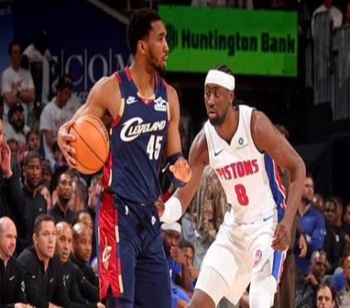 米切尔35+10坎宁安27分三双骑士主场力克活塞