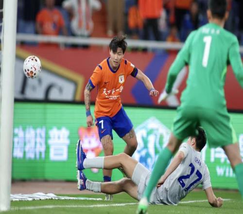 鲁能本土锋霸迎来久违爆发，本轮中超送出关键助攻，赢得点赞