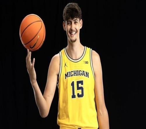 身高2.21米摸高险破法尔纪录！密歇根神塔体测数据馋哭NBA球队