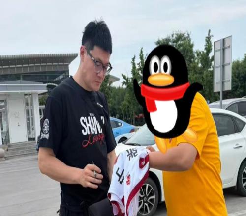 山西男篮回太原！球迷接机，众人送签名与合影，已解散进休赛期
