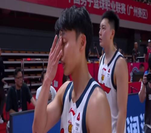 逼卢伟放弃洛夫顿北京双塔险些掀翻上海队，广东队迎来挖人机会