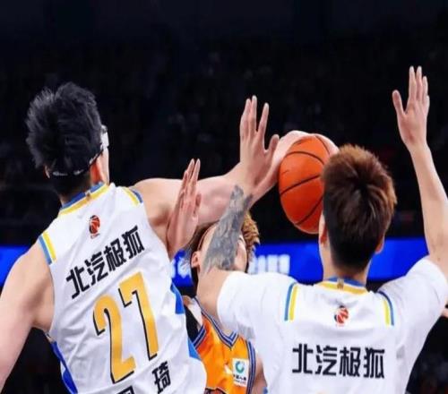 上海G1险胜北京！全民皆兵保优势，赵睿+双塔空砍，威廉姆斯受伤