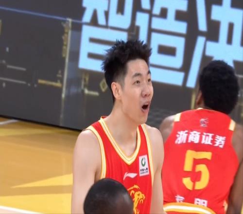 胡金秋20+8赢G1，孙铭徽8助攻致命三分，王浩然血流如注