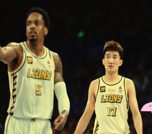 布朗28+4!辽篮旧将6+4+3,孙铭徽3+7+1,广厦领先深圳15分