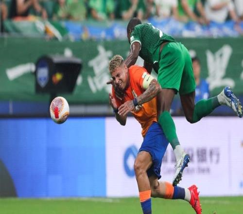 中超第二轮鲁京大战一票难求，橙黄橘绿时，最动球迷心