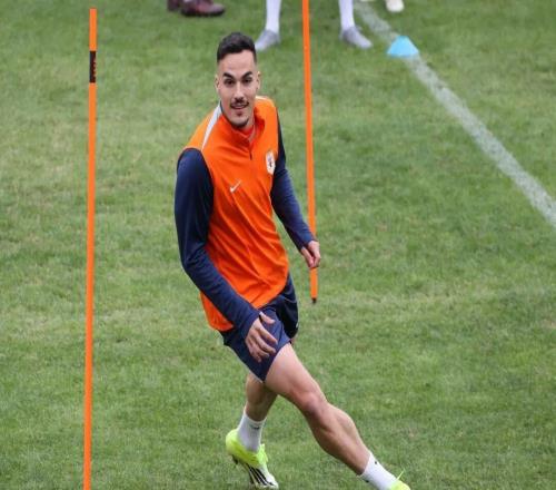 泰山队备战与北京国安中超比赛