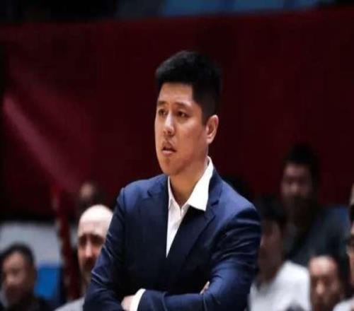 唉！20场比赛15场0分，场均1分却经常首发，网友：他到底啥来头