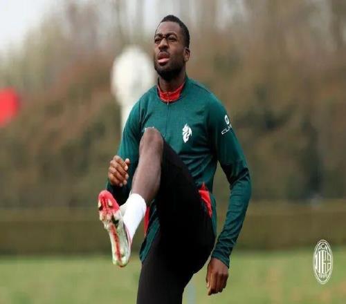 福法纳丨10年前我边踢球边送外卖